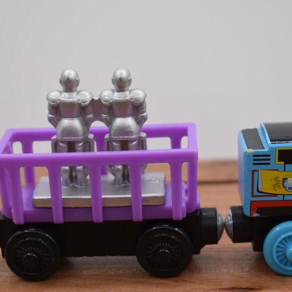 Thomas Castle Delivery Royal Crest Thomas Thomas & Friends Wooden Railway Trains - Picture 7 of 7